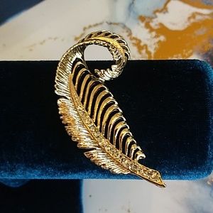 VTG Gold Tone Embellished Stament Leaf Brooch Pin